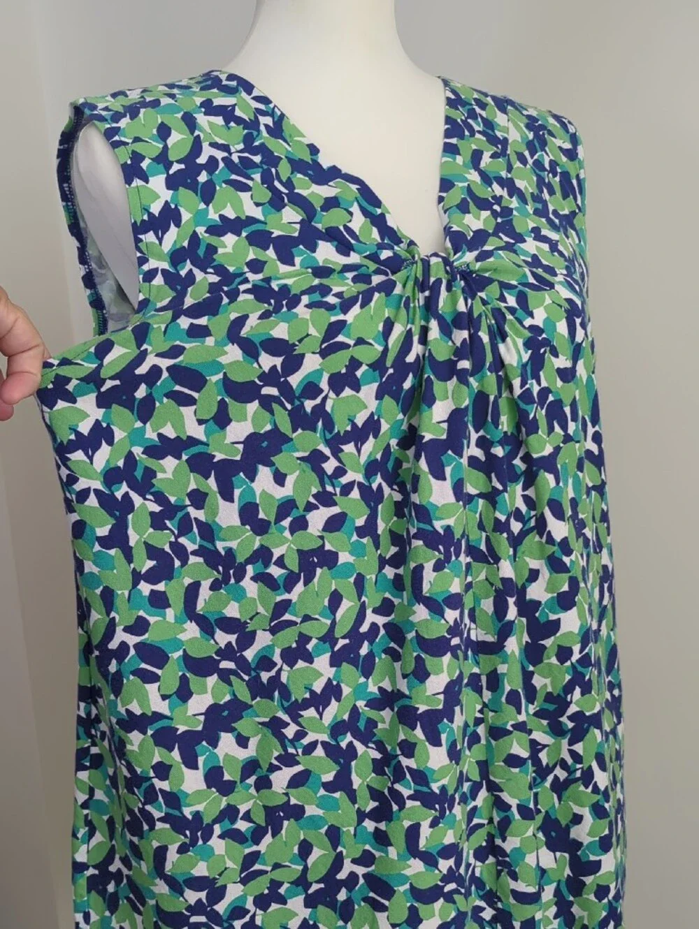 Talbots Twist Front Sleeveless V-Neck Blouse Green Blue Confetti Leaf LARGE